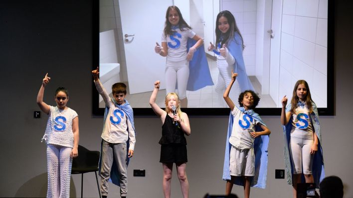 Kinder der Paul-Simmel-Grundschule aus Berlin führen am 18.06.2024 beim 1. Deutschen Schultoilettengipfel der German Toilet Organization (GTO) einen Tanz vor. (Quelle: dpa-Bildfunk/Bernd von Jutrczenka)