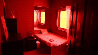 Symbolbild: Ein rot beleuchtetes Schlafzimmer. (Quelle: dpa/Frank Bründel)