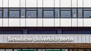 Der Schriftzug der Technischen Universität Berlin, am Eingang der Universität, aufgenommen am 25.11.2023. (Quelle: dpa/Global Travel Images/Jürgen Held)