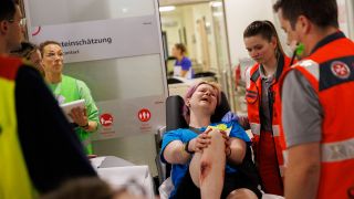 Medizinisches Personal versorgt am 04.06.2024 im Rahmen einer Krankenhausübung verletzte Opfer eines Anschlages. (Quelle: dpa/Carsten Koall)