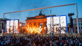 12.06.2024, Berlin: Fußball: EM, Eröffnungsfeier der Fanmeile am Brandenburger Tor, Auf der Bühne wird Feuerwerk gezündet. (Quelle: dpa/Christophe Gateau)