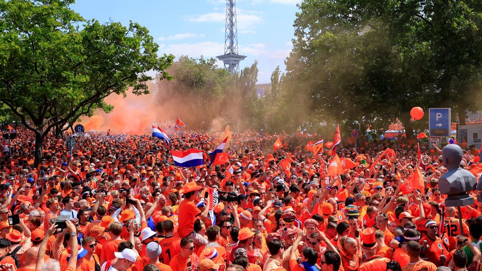 Die niederländischen Fans feiern vor dem Spiel, in einem Fanmarsch laufen sie am 25.06.2024 zum Olympiastadion Berlin. (Quelle: dpa/Carsten Koall)