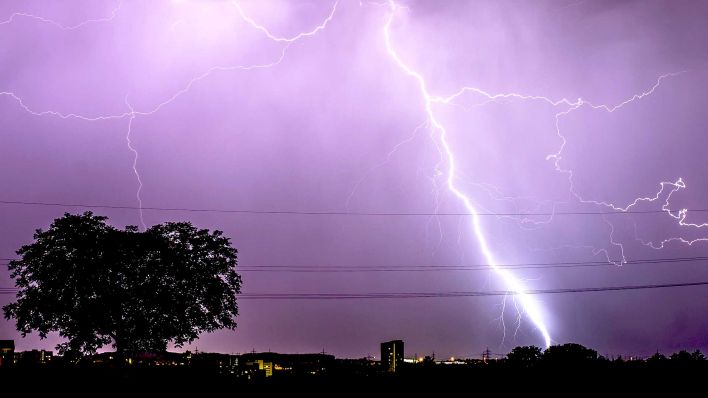 Blitze zucken während eines Gewitters. (Foto: dpa)