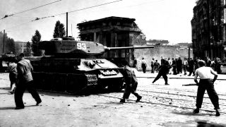 Menschen werfen Steine gegen sowjetische Panzer am 17. Juni 1953 in Ost-Berlin (Quelle: Archives Snark)