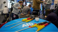 Medienvertreter bereiten sich in der AfD-Parteizentrale auf die erste Hochrechnung zur Europawahl vor. (Quelle: dpa/Jörg Carstensen)