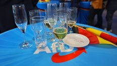 09.06.2024, Berlin: Teilweise ausgetrunkene Gläser sind bei der Wahlparty in der AfD-Parteizentrale im Rahmen der Europawahl zu sehen.(Quelle:dpa/J.Carstensen)