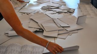 Kurz nach 18 Uhr werden in Frankfurt (Oder) die Stimmzettel aus der Wahlurne zur Europawahl ausgezählt. (Quelle: dpa/Patrick Pleul)