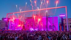 12.06.2024, Berlin: Fußball: EM, Eröffnungsfeier der Fanmeile am Brandenburger Tor, Auf der Bühne wird Feuerwerk gezündet.(Quelle:dpa/C.Gateau)