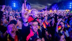 Fußball-EM: Fans bejubeln am Brandenburger Tor in Berlin den Sieg der deutschen Nationalmannschaft beim Eröffnungsspiel. (Quelle: dpa/Christoph Soeder)