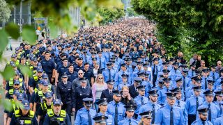 07.06.2024, Berlin: Polizisten nehmen an einem Schweigemarsch teil. (Quelle: dpa/Christoph Soeder)
