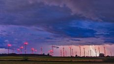 Blitze erhellen am 18.06.2024 den Nachthimmel über dem Windenergiepark «Odervorland» im Landkreis Oder-Spree in Ostbrandenburg. (Quelle: dpa-Bildfunk/Patrick Pleul)
