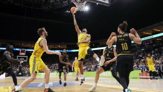 Jonas Thielmann (Mitte) zieht mit Alba Berlin ins Finale der deutschen Basketball-Meisterschaft ein. (Foto: IMAGO / Contrast)