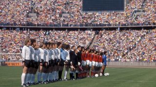 Die Nationalmannschaften Deutschlands und Chiles vor dem Anpfiff der WM 1974. Quelle: imago images/WEREK