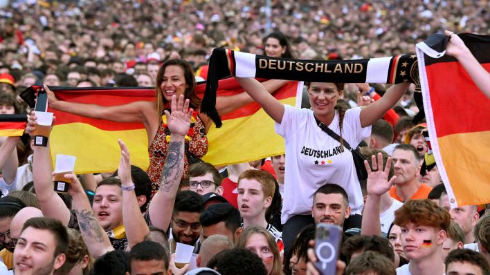 Deutsche Fans auf der Fanmeile in Berlin während des Spiels gegen die Schweiz. (Bild: IMAGO / Future Image)