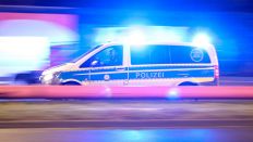 Polizeifahrzeug beim nächtlichen Einsatz in Berlin (Bild: imago images/Maximilian Koch)