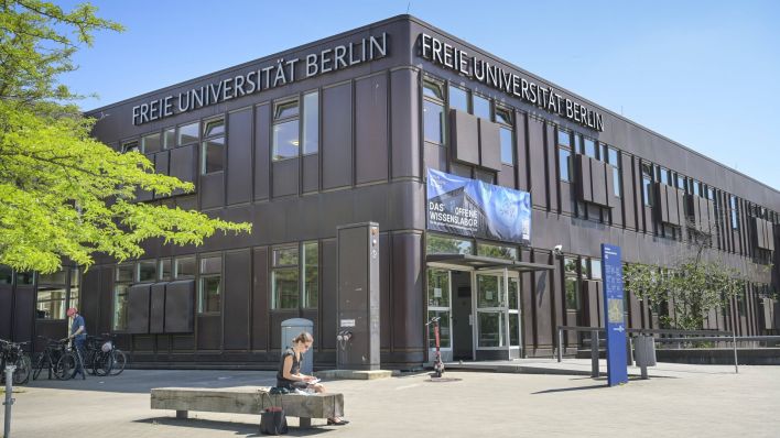 Außenansicht der FU Berlin in Dahlem (Bild: imago images/Schöning)