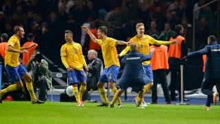 Schwedens Spieler bejubeln den späten 4:4-Ausgleich gegen Deutschland. Quelle: imago images/TT