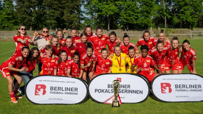 Die Frauen des 1. FC Union bejubeln den Berliner Landespokal-Sieg. (Bild: IMAGO / Matthias Koch)