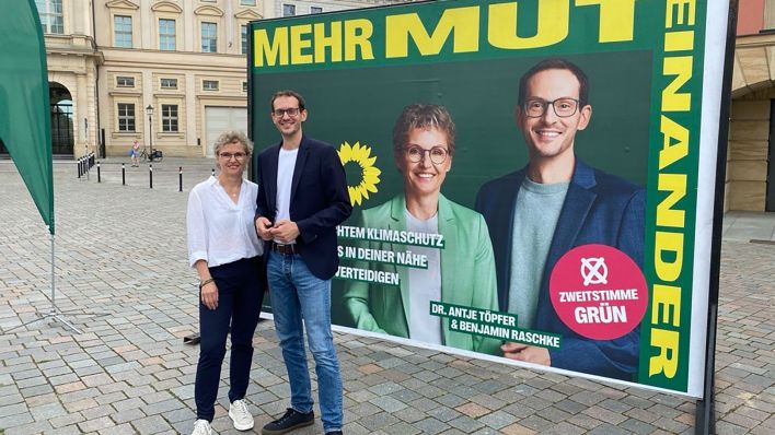 Spitzenkandidat:innen Antje Töpfer und Benjamin Raschke vor dem Landtag in Potsdam (Quelle: rbb/Nico Hecht)