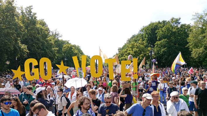 Teilnehmer demonstrieren am 08.06.204, dem Tag vor den Europawahlen gegen Rechtsextremismus und für eine demokratische, offene und vielfältige Gesellschaft an der Berliner Siegessäule. (Quelle: rbb24/Katrin Veuskens)