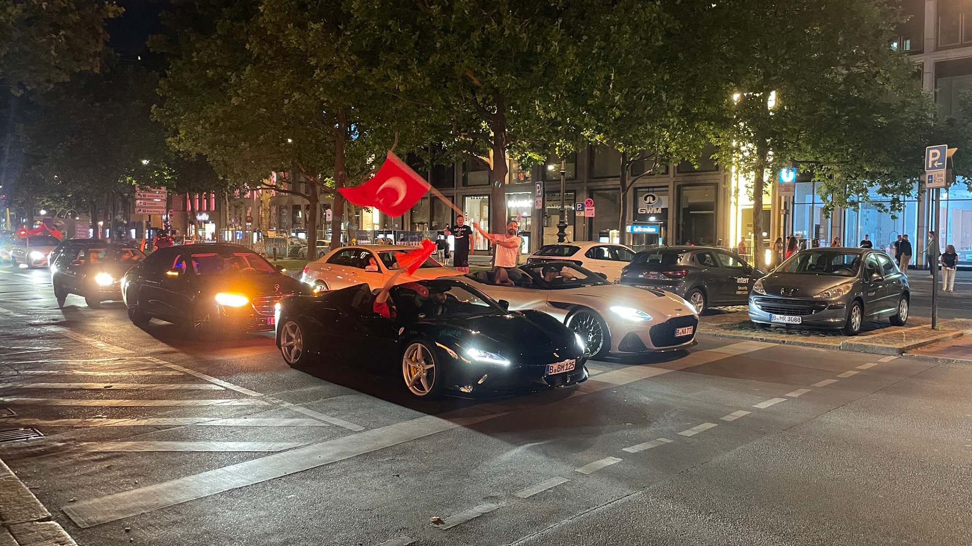 Türkei-Fans feiern auf dem Berliner Kurfürstendamm (Quelle: Bartsch)