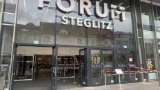 Nach einem Einbruch in ein Juweliergeschäft im Forum Steglitz mithilfe eines Autos ist am 04.06.2024 das Forum Steglitz abgeperrt. (Quelle: rbb)