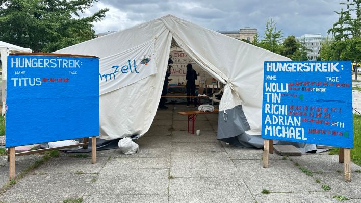 Ein Teilnehmer des Klima-Hungerstreiks in Berlin ist am Montagabend in einem Krankenhaus behandelt worden, am Dienstag, 04. Juni 2024 setzt er den Hungerstreik fort. (Quelle: rbb/Raphael Knop)