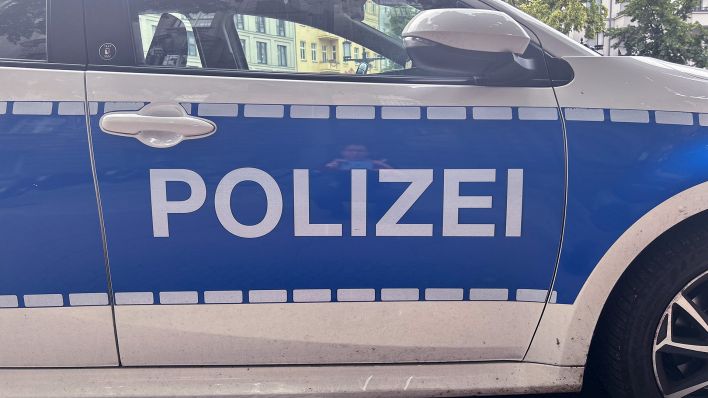 Symbolbild: Der Schrifzug "Polizei" eines Polizeifahrzeugs ist am 04.06.2024 in Berlin zu sehen. (Quelle: rbb24/Winkler)