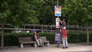 Menschen montieren ein AfD Plakat zur Europawahl (Quelle: rbb|24 Abendschau)