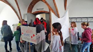 Eltern und Kinder demonstieren in Fürstenwalde gegen Schließung von Hort "Sternschnuppe".(Quelle:rbb/R.Schwaß)