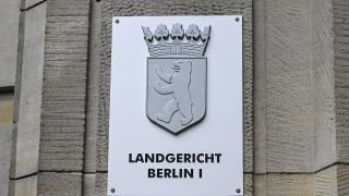 Ein Schild weist auf das Landgericht Berlin an der Fassade zum Kriminalgericht Moabit in der Turmstraße hin. (Quelle: dpa/Jens Kalaene)
