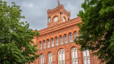 Rothes Rathaus in Berlin im Mai 2024