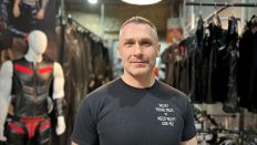 Neu-Berliner Sergej aus Russland in Geschäft für Fetischbekleidung (Quelle: rbb/Stoye)