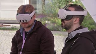 Es sind zwei Männer zu sehen, VR-Brillen aufhaben.