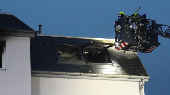 Feuerwehr löscht Brand in Dachgeschosswohnung in Mariendorf (Bild: Morris Pudwell)