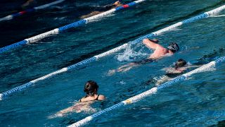 Symbolbild& Badegäste schwimmen im Sommerbad Kreuzberg im Sportbecken. (Quelle: dpa/Fabian Sommer)