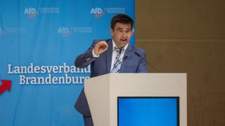 Arne Raue (parteilos), Bürgermeister von Jüterbog, spricht beim Landesparteitag der AfD Brandenburg in der Wiesenhalle. (Quelle: dpa/Monika Skolimowska)