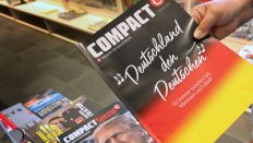 Eine Mitarbeiterin einer Bahnhofsbuchhandlung hält eine Ausgabe des Magazins "Compact". (Quelle: dpa/Karl-Josef Hildenbrand)