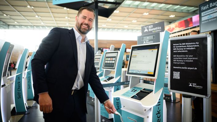 Thomas Hoff Andersson, Chief Operating Officer (COO) beim Flughafen Berlin Brandenburg Airport (BER), steht am Eingang zu einer Sicherheitskontrolle an einem Gerät zur biometrischen Gesichtserkennung. (Quelle: dpa/Bernd von Jutrczenka)