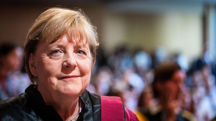 Die frühere deutsche Bundeskanzlerin Angela Merkel bei der Verleihung der Ehrendoktorinnenwürde durch die Science Po in Paris am 27.06.2023 (Quelle: dpa / Xose Bouzas / Hans Lucas).