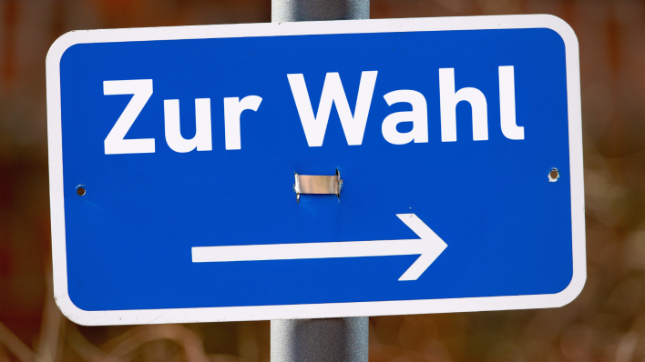 Ein Schild mit der Aufschrift "zur Wahl". Bild: picture alliance/sulupress.de, Torsten Sukrow