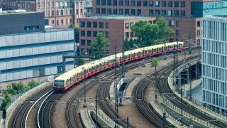 Ein S-Bahn fährt vom Hauptbahnhof kommend zwischen Gebäuden der Charite und Bürohäusern in Richtung Friedrichstraße. (Quelle: dpa/Soeren Stache)