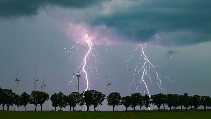 Blitze leuchten am späten Abend über die Landschaft im Landkreis Oder-Spree in Ostbrandenburg. (Quelle: dpa/Patrick Pleul)