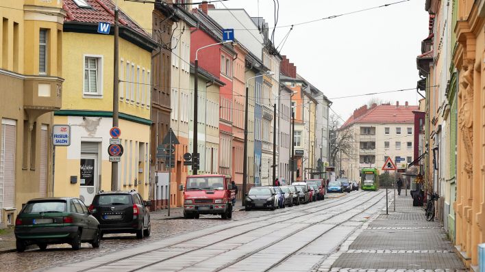 Eine Straßenbahn der Linie 6 mit Fahrtziel Hohenstücken Nord fährt in der Großen Gartenstraße durch die Altstadt von Brandenburg an der Havel. (Quelle: Picture Alliance/Soeren Stache)