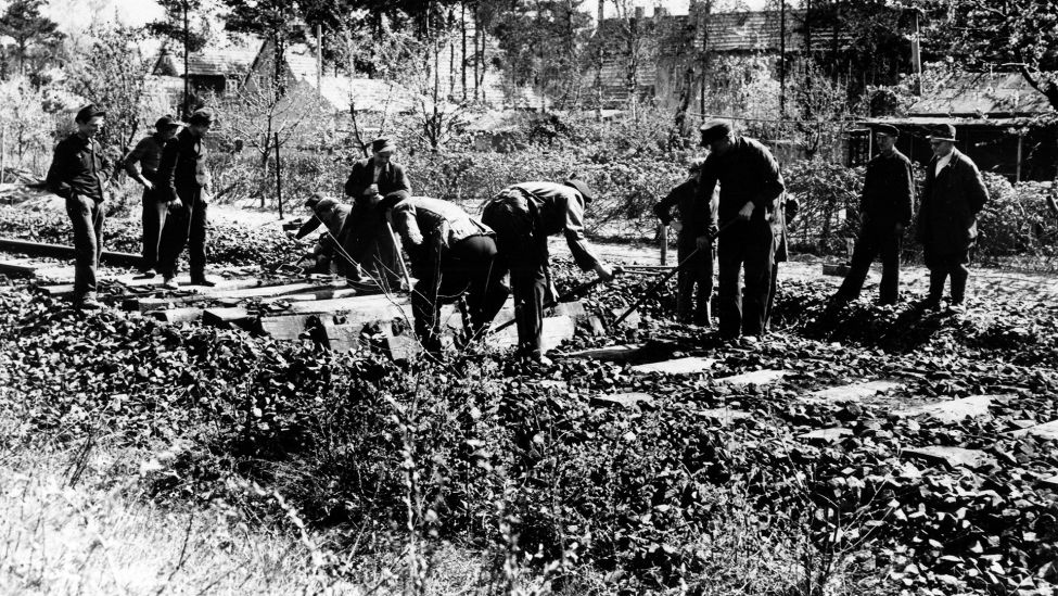 Gleisanlagen werden zum Abtransport in die Sowjetunion demontiert. - Foto, um 1945. (Quelle: Picture Alliance/akg-images)