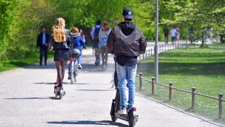 Symbolbild: Jugendliche auf E-Scooters. (Quelle: dpa/Frank Hoermann)