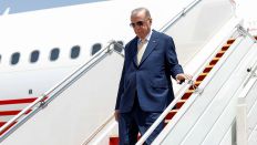 Der türkische Präsident Recep Tayyip Erdogan steigt aus einem Flugzeug (Quelle: dpa/Thaier Al-Sudani)