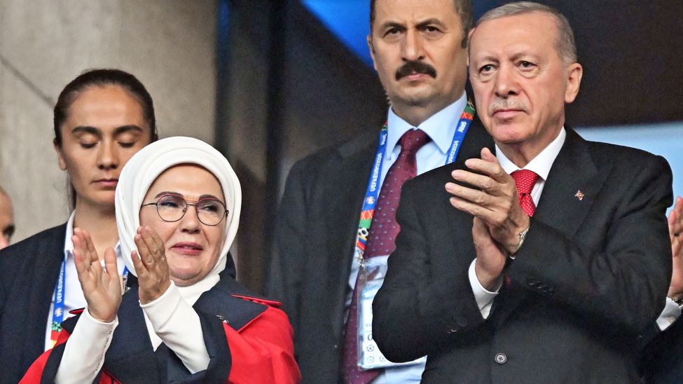 Recep Tayyip Erdogan (r), Präsident der Türkei, und seine Frau Emine Erdogan (vorne l) applaudieren vor dem Spiel gegen die Niederlande am 06.07.2024 auf der Tribüne. (Quelle: dpa-Bildfunk/Sebastian Christoph Gollnow)