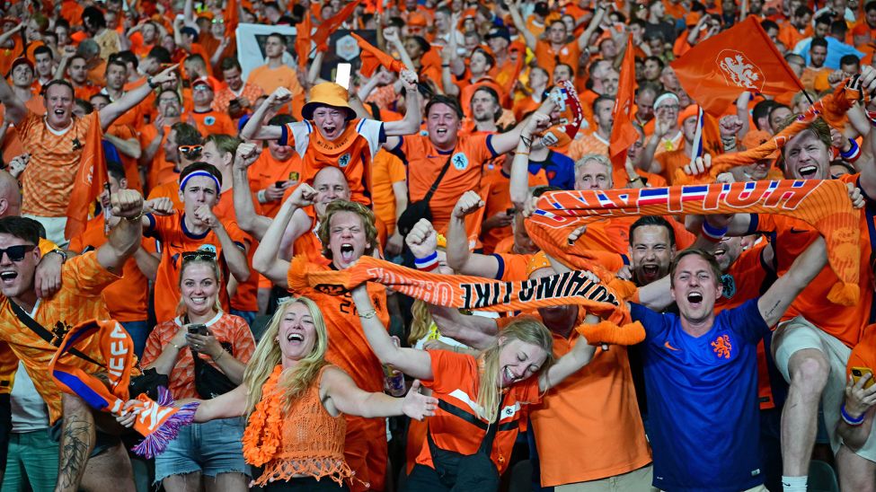 Fans der Niederlande feiern am 6.7.2024 den Einzug ins Halbfinale im Berliner Olympiastadion. (Quelle: AP/Anadolu/Yeter)