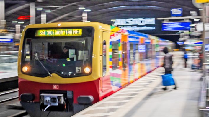 Symbolbild: Eine S-Bahn zum Flughafen BER fährt am frühen Morgen am Berliner Hauptbahnhof ein.(Quelle: picture alliance/dpa/Christoph Soeder)